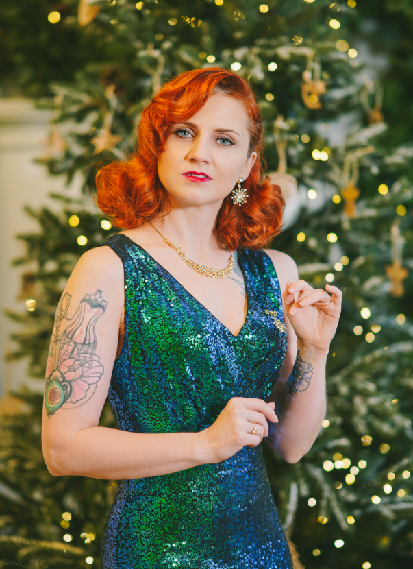 Vintege Sequined Party Dress Sleeveless V-Neck Tassel Decorated Wrap Hem Dress