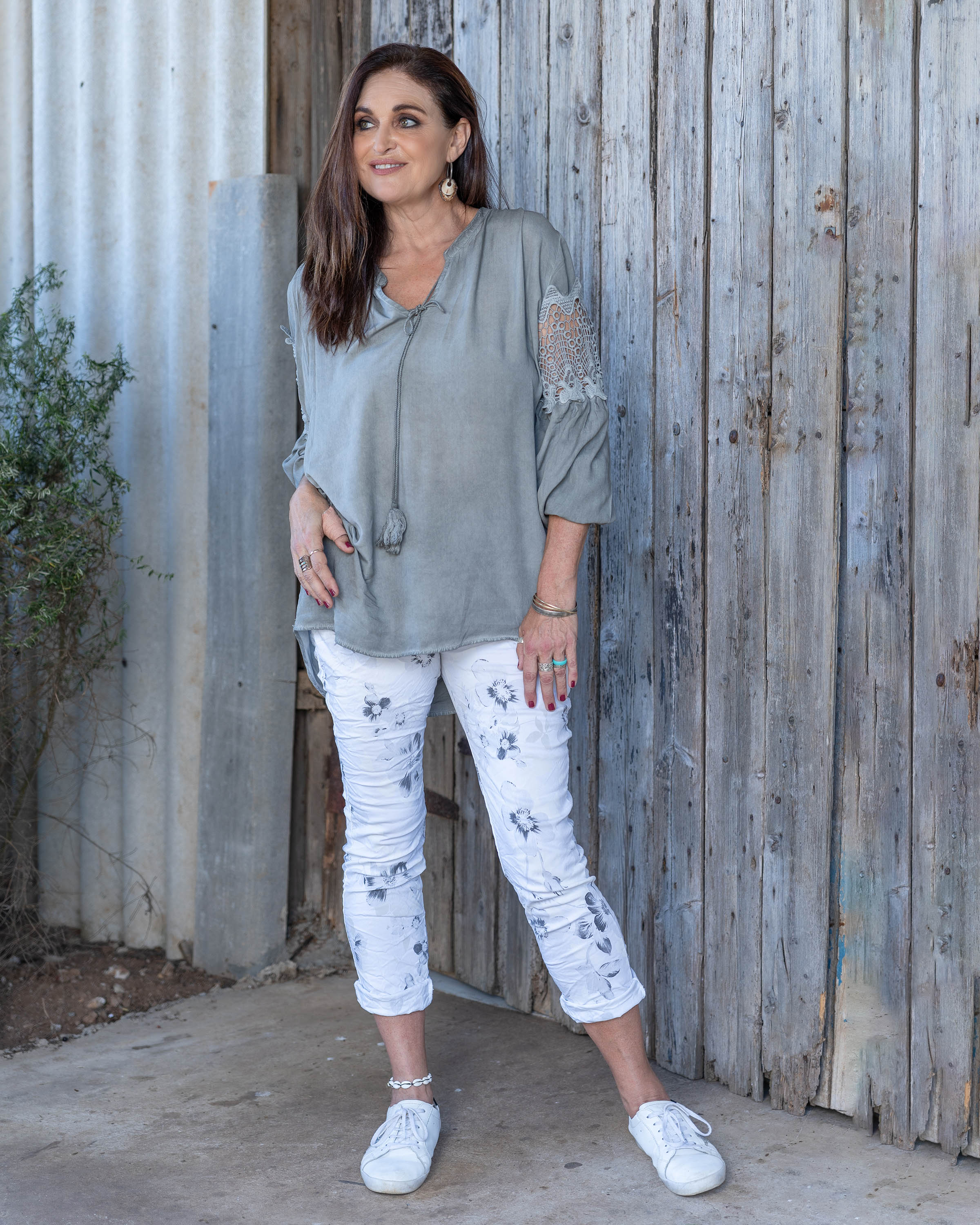Queen B Shirt | Light Grey