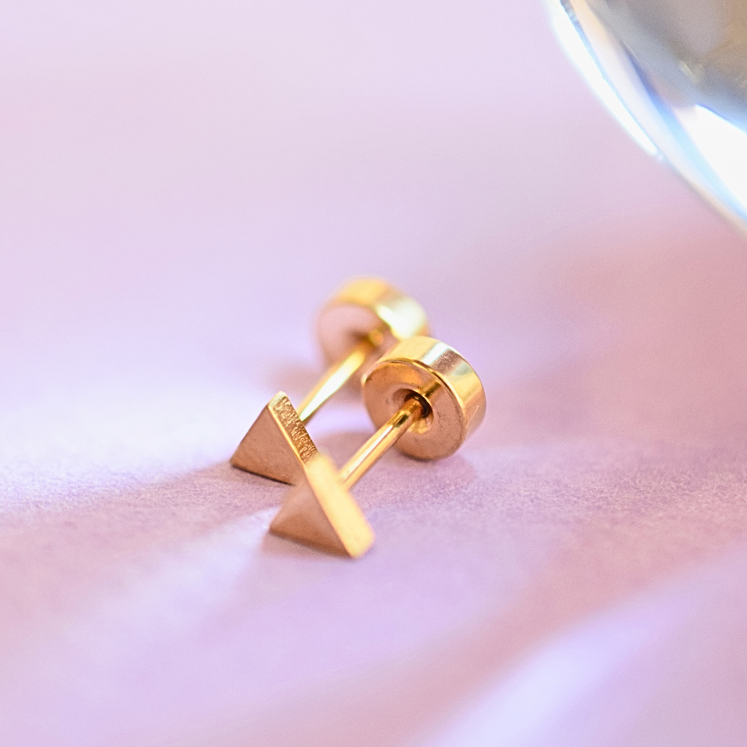 Tiny triangle studs - Gold