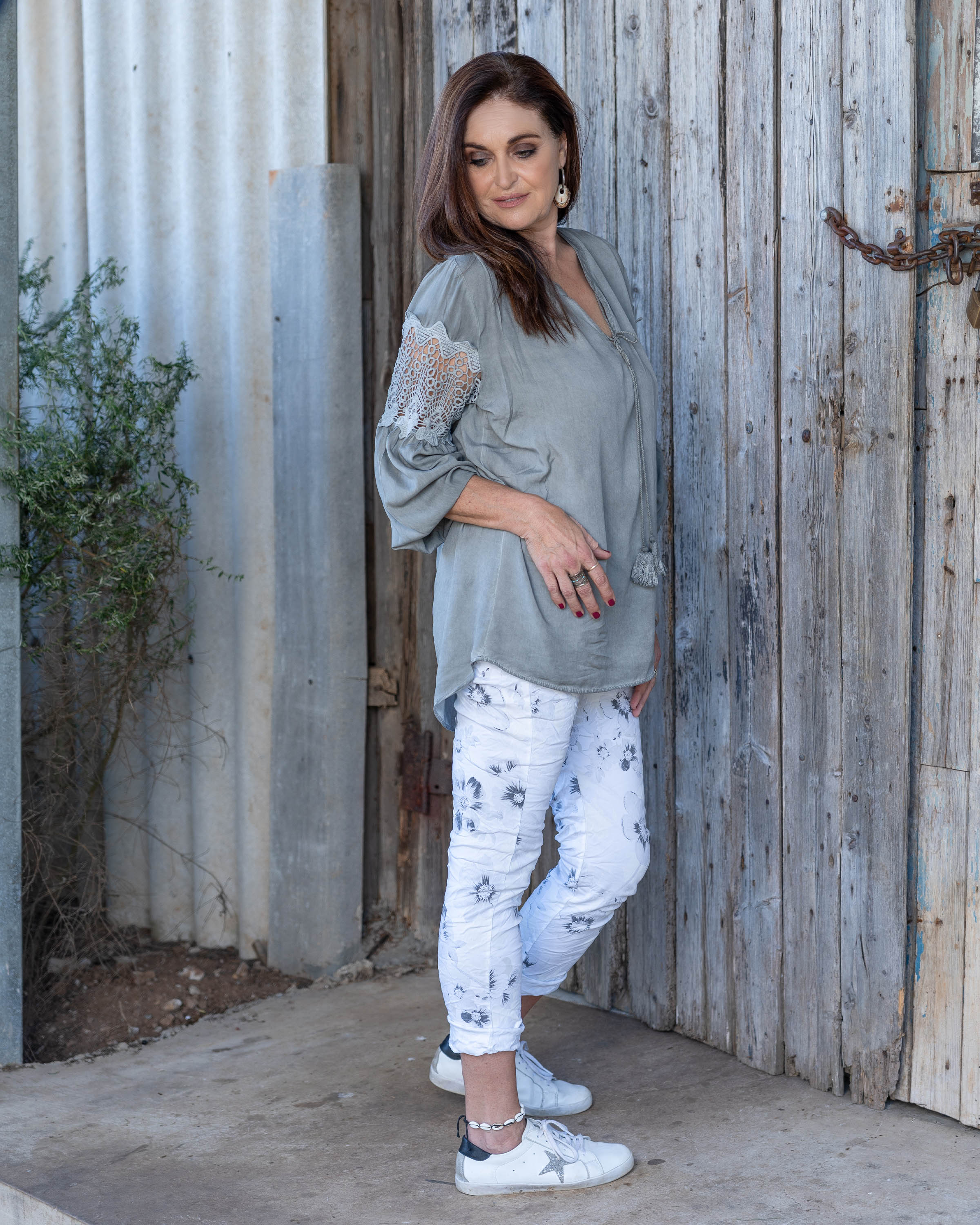 Queen B Shirt | Light Grey