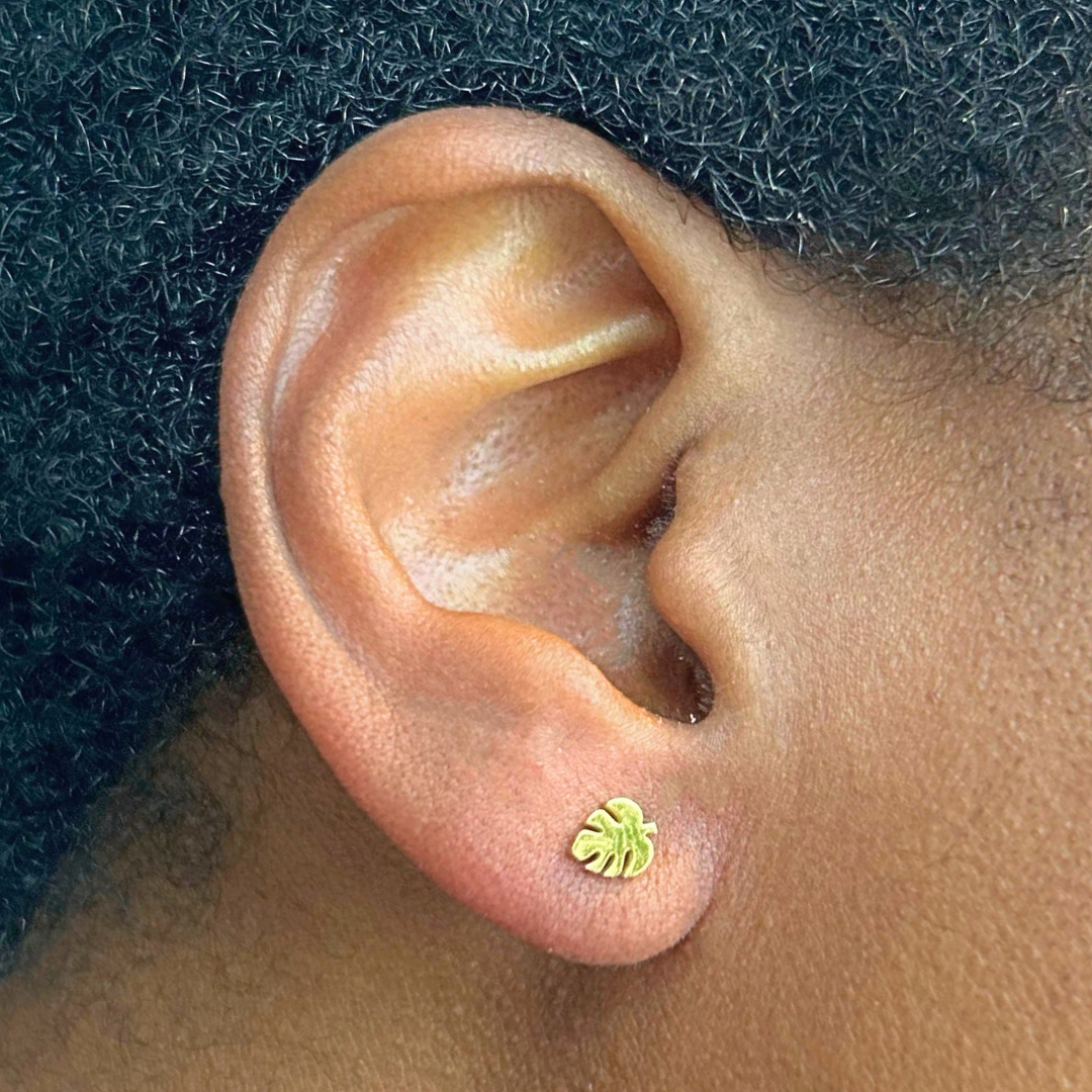 Tiny tropical leaf studs - Gold